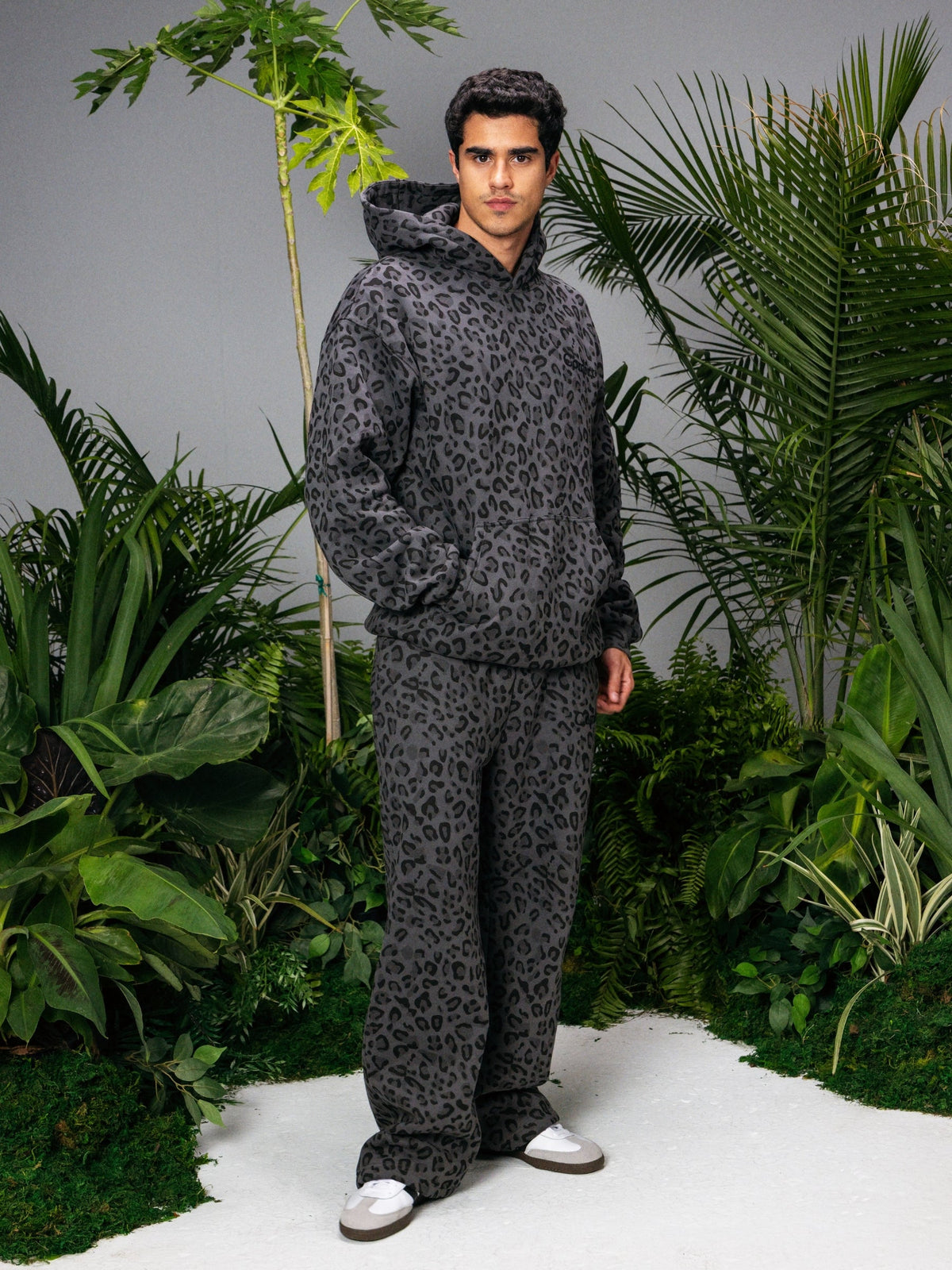 Minimalist Straight Leg Sweatpants – Short